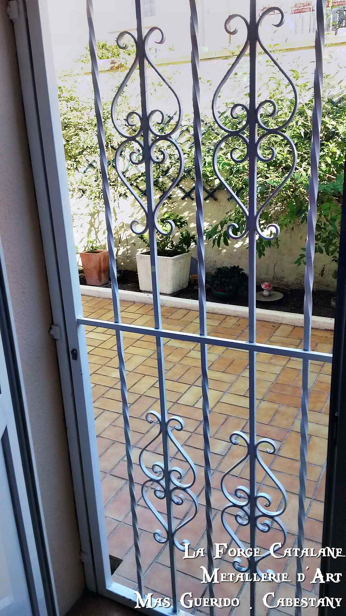 Grille barreaudage fer torsade et volutes forge catalane.jpg